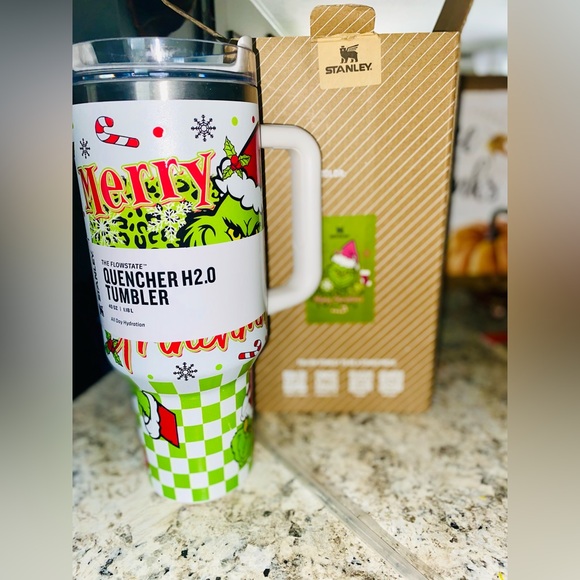 NWT!!!! Stanley Christmas Grinch Tumbler 40 oz. - Picture 4 of 8